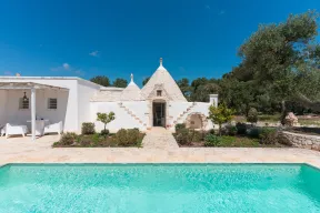 Trullo Eugheneìa con Piscina in Affitto a Ostuni